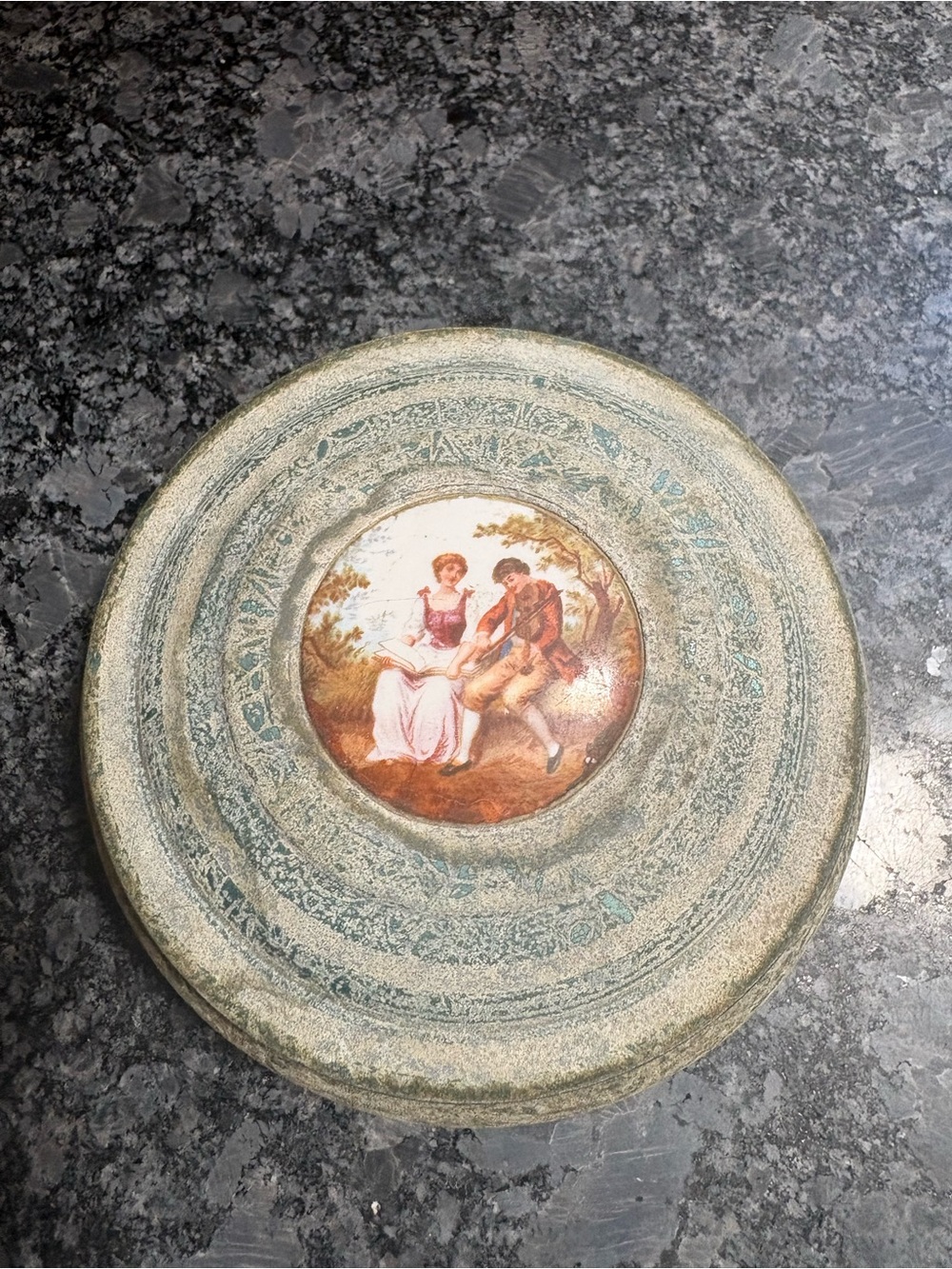 Round Vintage Box Circa 1930’s - Picture 2 of 4